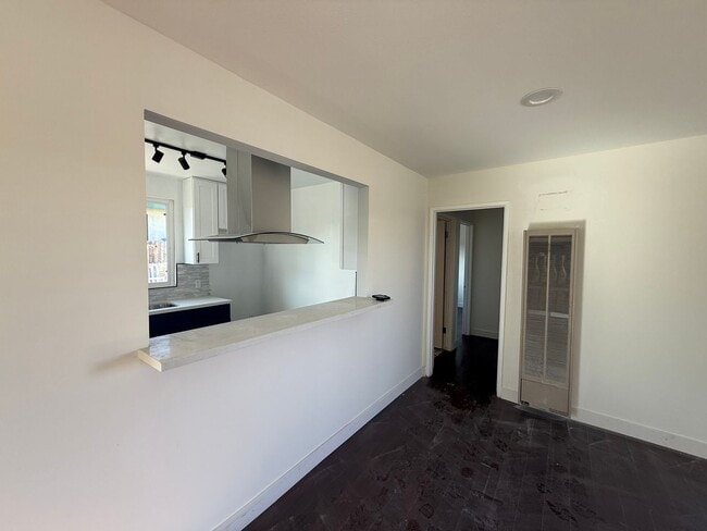 Building Photo - Beautifully Refurbished 2 Bedroom, 1 Bath Apartment