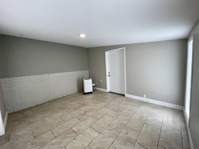 Building Photo - 4 bedroom 2 bathroom pool home for rent