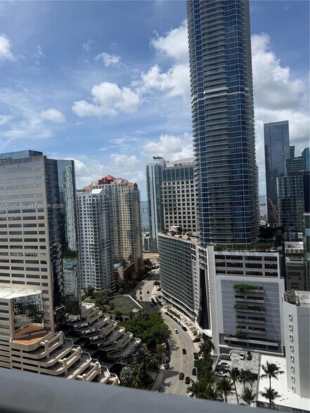 Building Photo - 950 Brickell Bay Dr