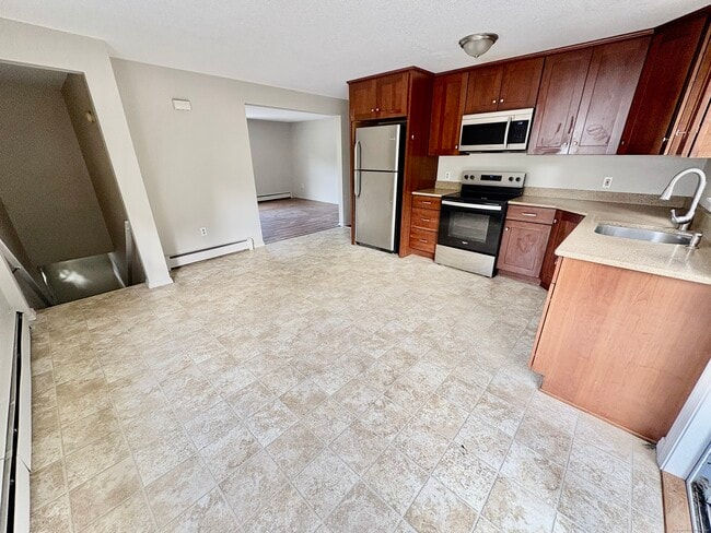 Building Photo - 14 Fairway Dr