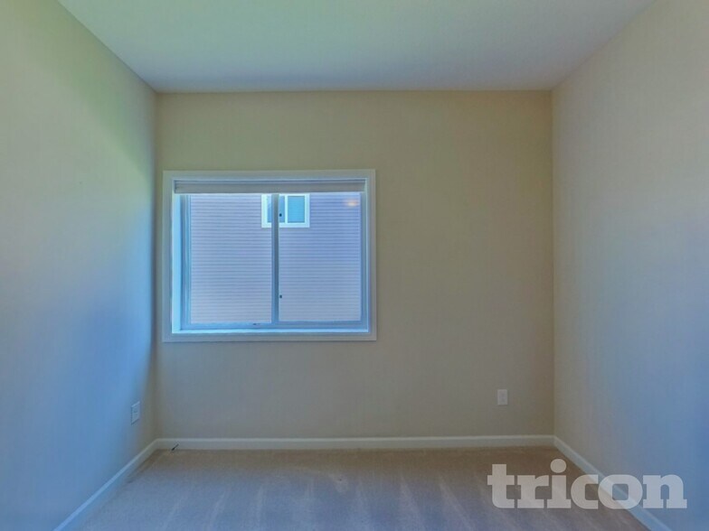 Building Photo - 1341 Meadow Ln