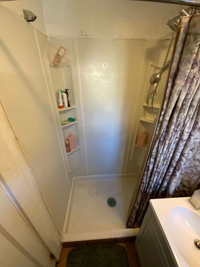 Building Photo - Tacoma home 3bdr 2 bath 1 car garage **** this home is still occupied please do not disrupt the r...