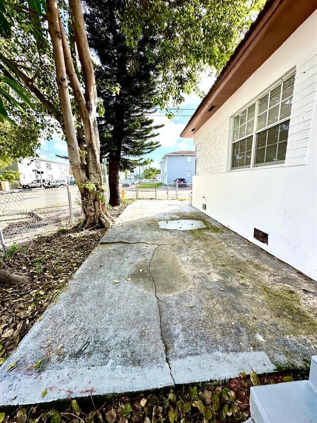 Building Photo - 600 SW 16th Ave