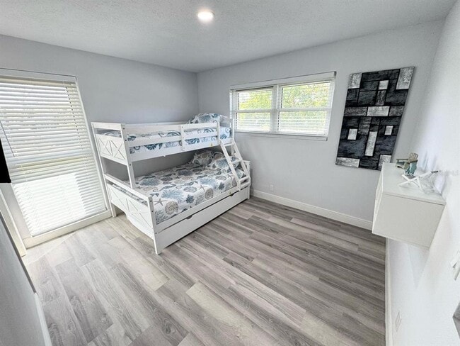 Building Photo - 2326 S Peninsula Dr