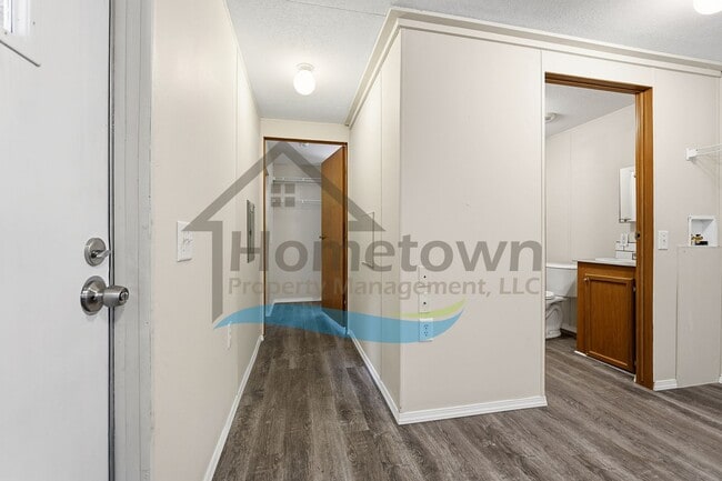 Building Photo - 2 Bedroom 1 Bath Home with Off Street Parking Available in Sagle!