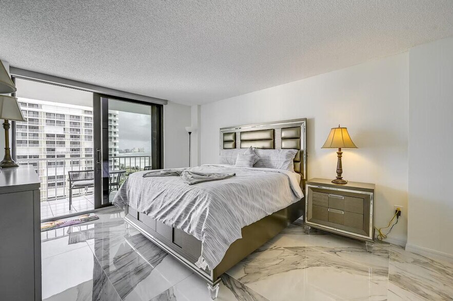 Building Photo - 320 Seaview Ct