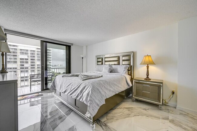 Building Photo - 320 Seaview Ct