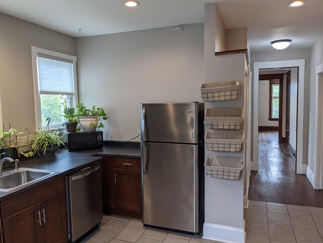 kitchen - 432 E Reservoir Ave