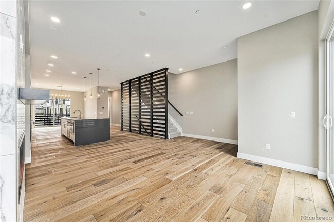 Building Photo - 2323 Lakeshore Ln