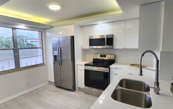 Building Photo - 2304 Lucaya Ln