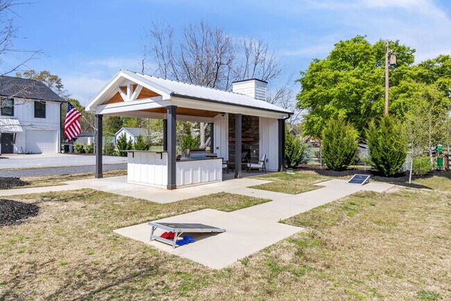 Building Photo - Modern 2 Bedroom Townhome on the Swamp Rab...