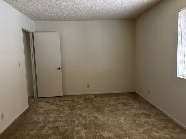 Building Photo - 4121Waln - L