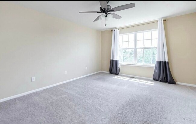 Building Photo - 127 Acorn Dr