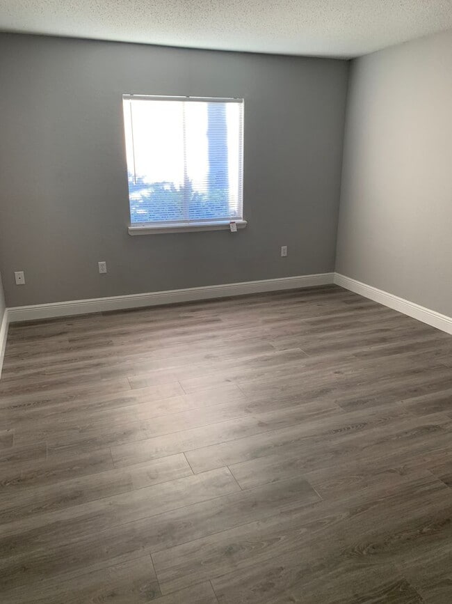 Building Photo - FOR RENT!!! SPACIOUS 3 BEDROOM 2 BATHROOM ...