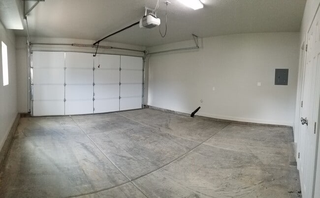 Building Photo - **Move-In Discount**3 bed -2.5 bath - Newer townhome in the heart of Cedar City!