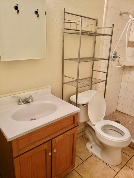 Toilet/Bath - 605 Lilac