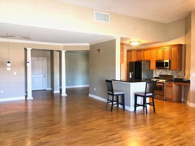 Building Photo - Top Floor Condo in Great Carmel Location!