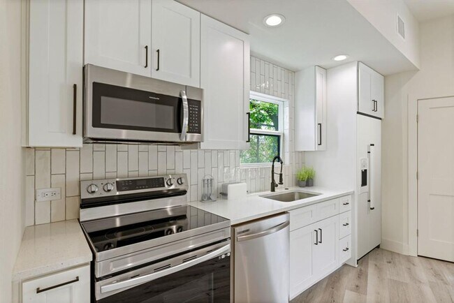 Building Photo - 8507 Hathaway Dr