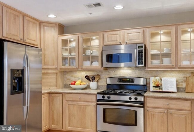 Building Photo - 502 W Broad St