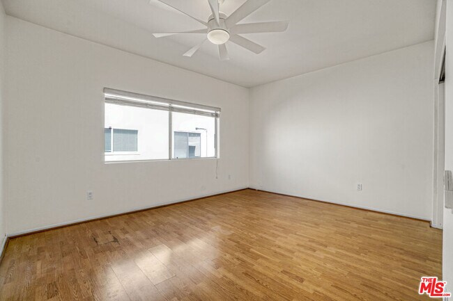 Building Photo - 5534 Sylmar Ave