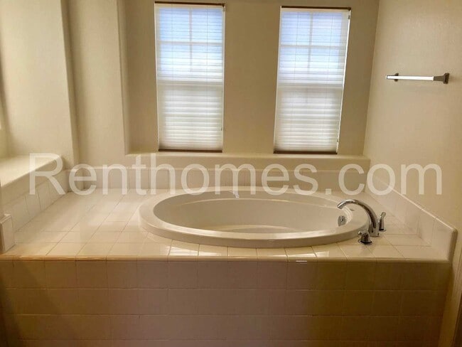 Building Photo - 5539 Alexandrine Ct