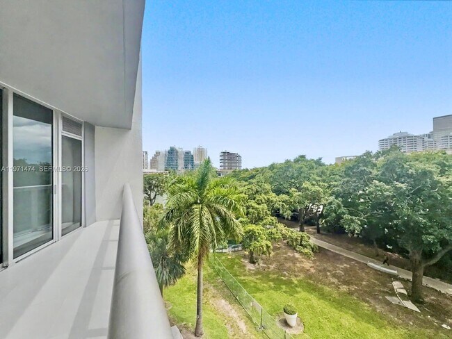 Building Photo - 495 Brickell Ave