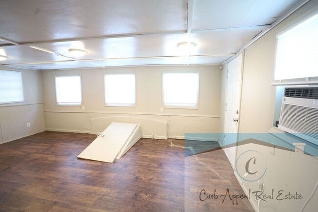 Building Photo - Move in special $600!! Recently renovated 3 bed 1 bath home with fenced yard and a bonus space! -...