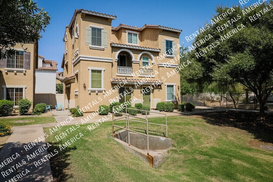 Building Photo - 747 N Port Dr