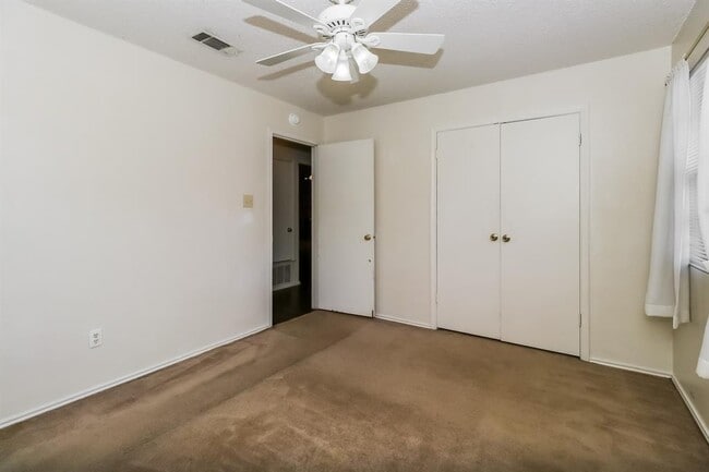 Building Photo - 1002 Country Aire Dr