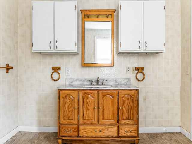 Building Photo - Center St