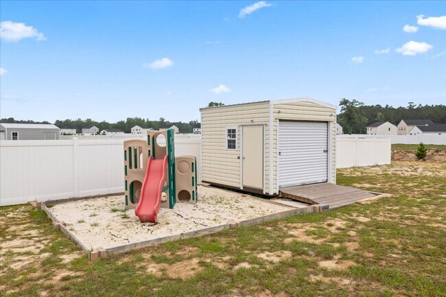 Building Photo - Midway Home