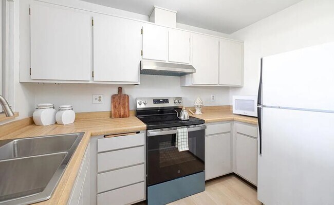 Building Photo - 408 Beacon St