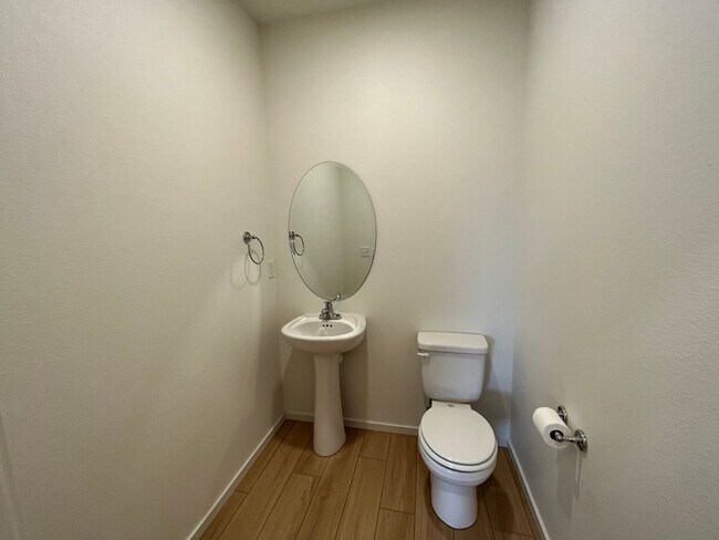 Building Photo - Beautiful Newer Build Townhome in Greeley