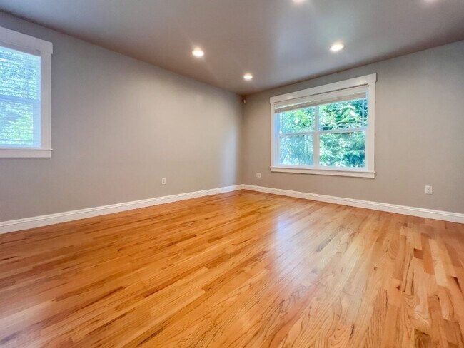 Building Photo - 2Bd/3Ba Seattle Townhouse