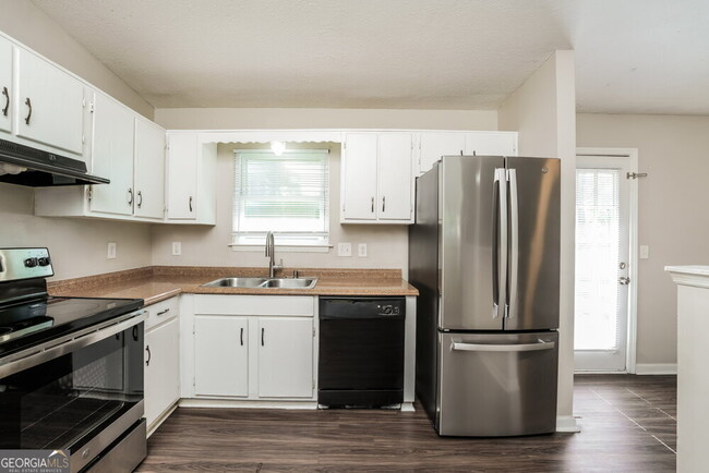 Building Photo - 2098 Drake Ct