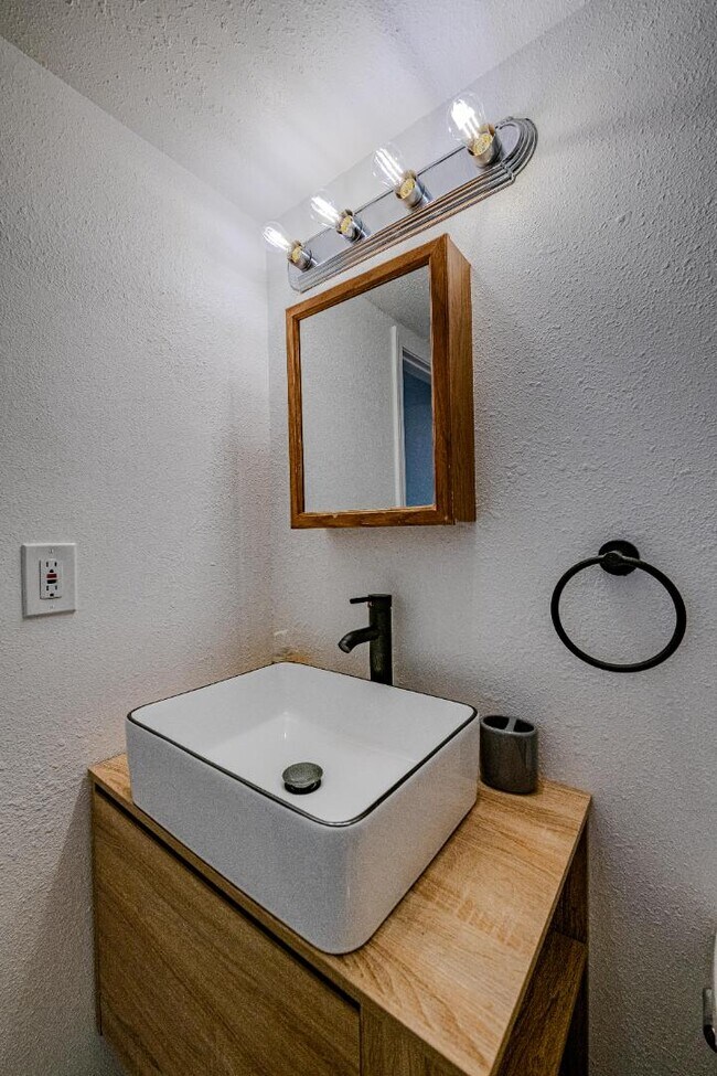 Building Photo - 704 Pacific Ave SW