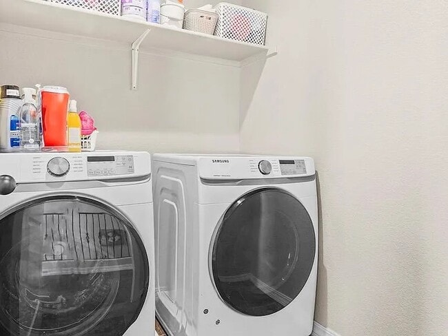 Building Photo - 5525 Valley Cedar Dr