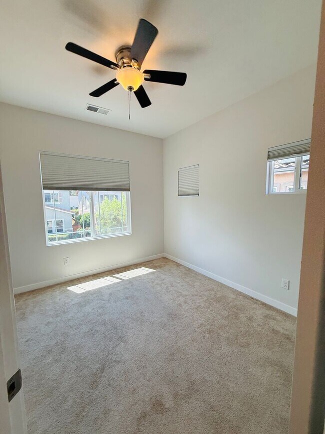 Building Photo - 748 Lincoln Pl