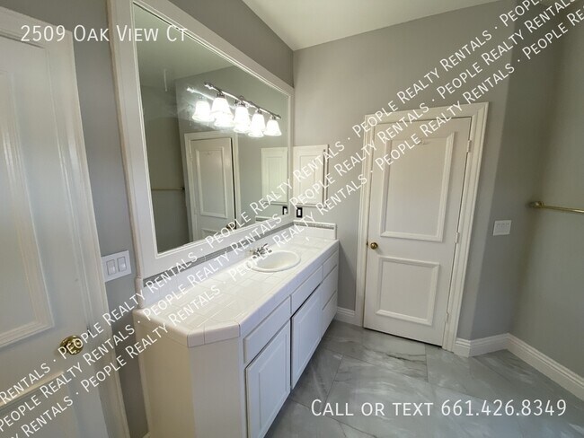 Building Photo - 2509 Oak View Ct