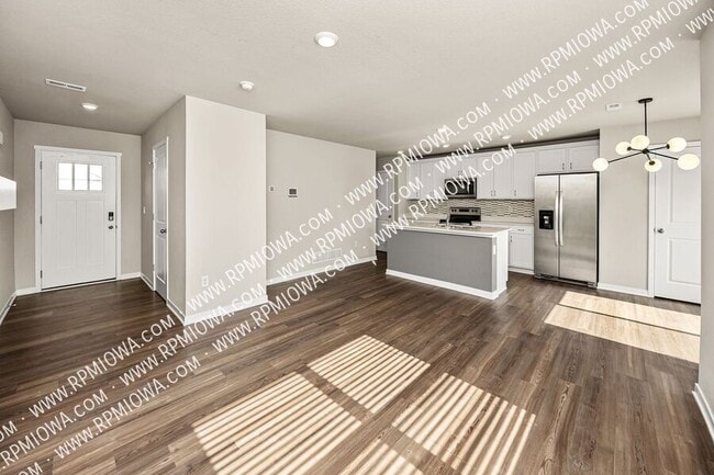 Building Photo - 2578 SE Morningdew Dr