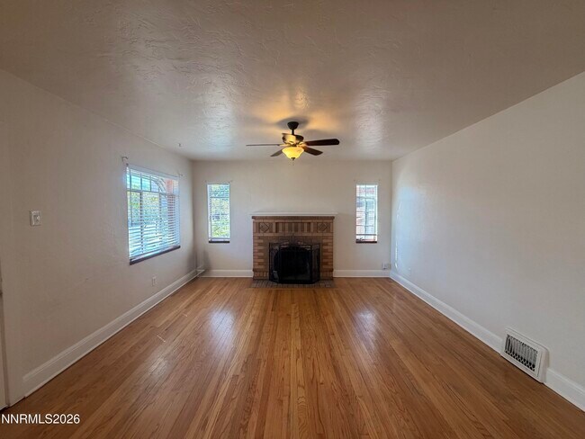 Building Photo - 541 Thoma St