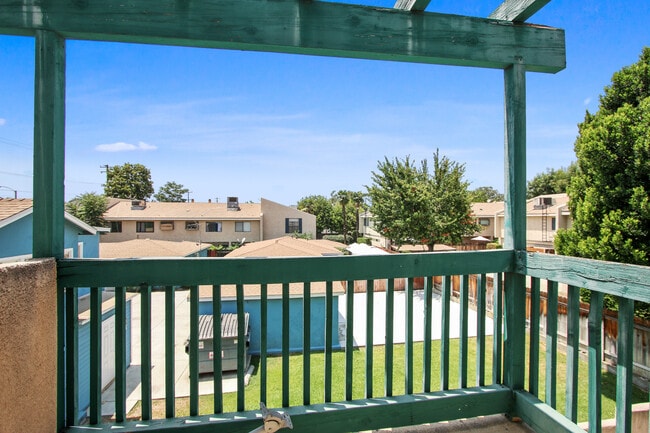 Building Photo - 319 W Duarte Rd