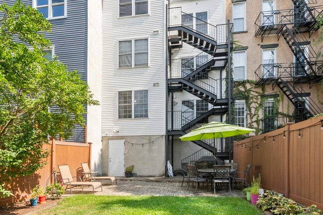 Building Photo - 88 Monroe St