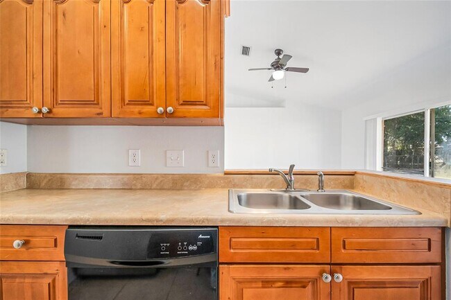 Building Photo - 2370 Pine St