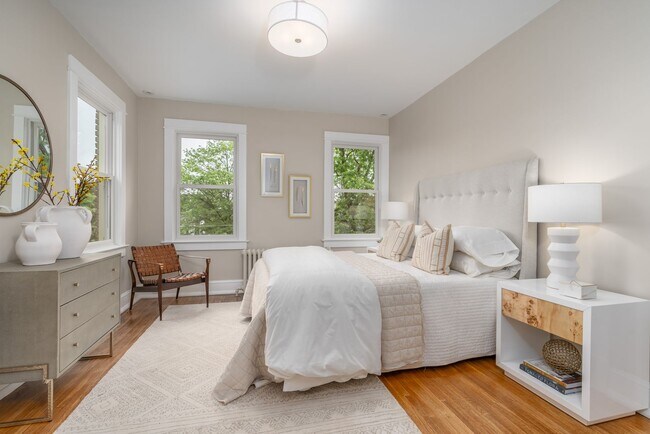 Building Photo - Charming Townhome | 5 Bed | 3.5 Bath | 3,300 Sf | Covered Front Porch & Large Fenced-In Backyard ...