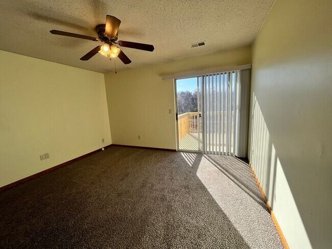 Building Photo - Clean & Ready 2 Bed/1Bath Condo-Northland!