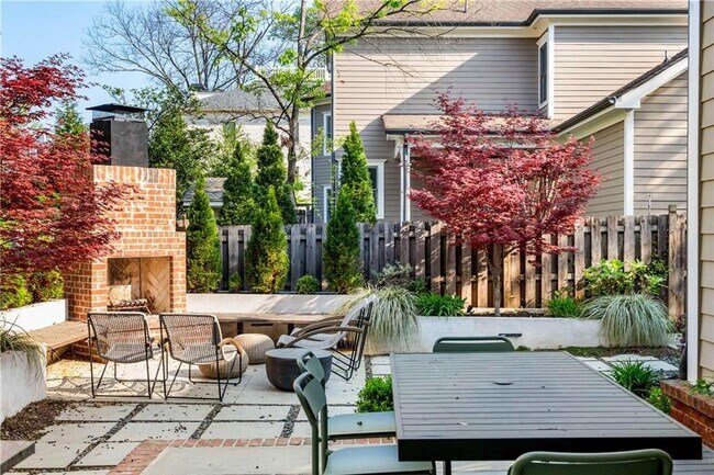 Building Photo - 582 St Charles Ave NE