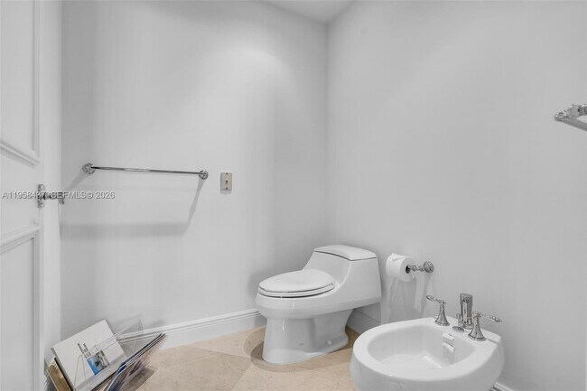 Building Photo - 785 Crandon Blvd