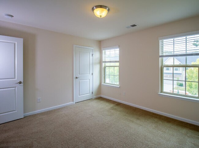 Building Photo - Minutes from Uptown!