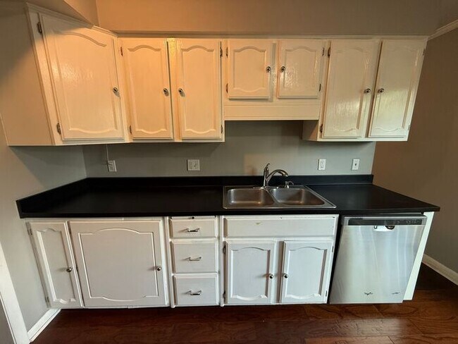 Building Photo - FOR RENT - 3 Bedroom Condo in Green Hills